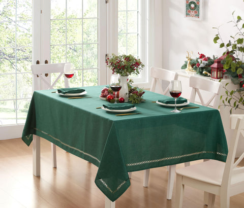 Tacto cómodo con mantel Newbridge Provence para veladas largas.