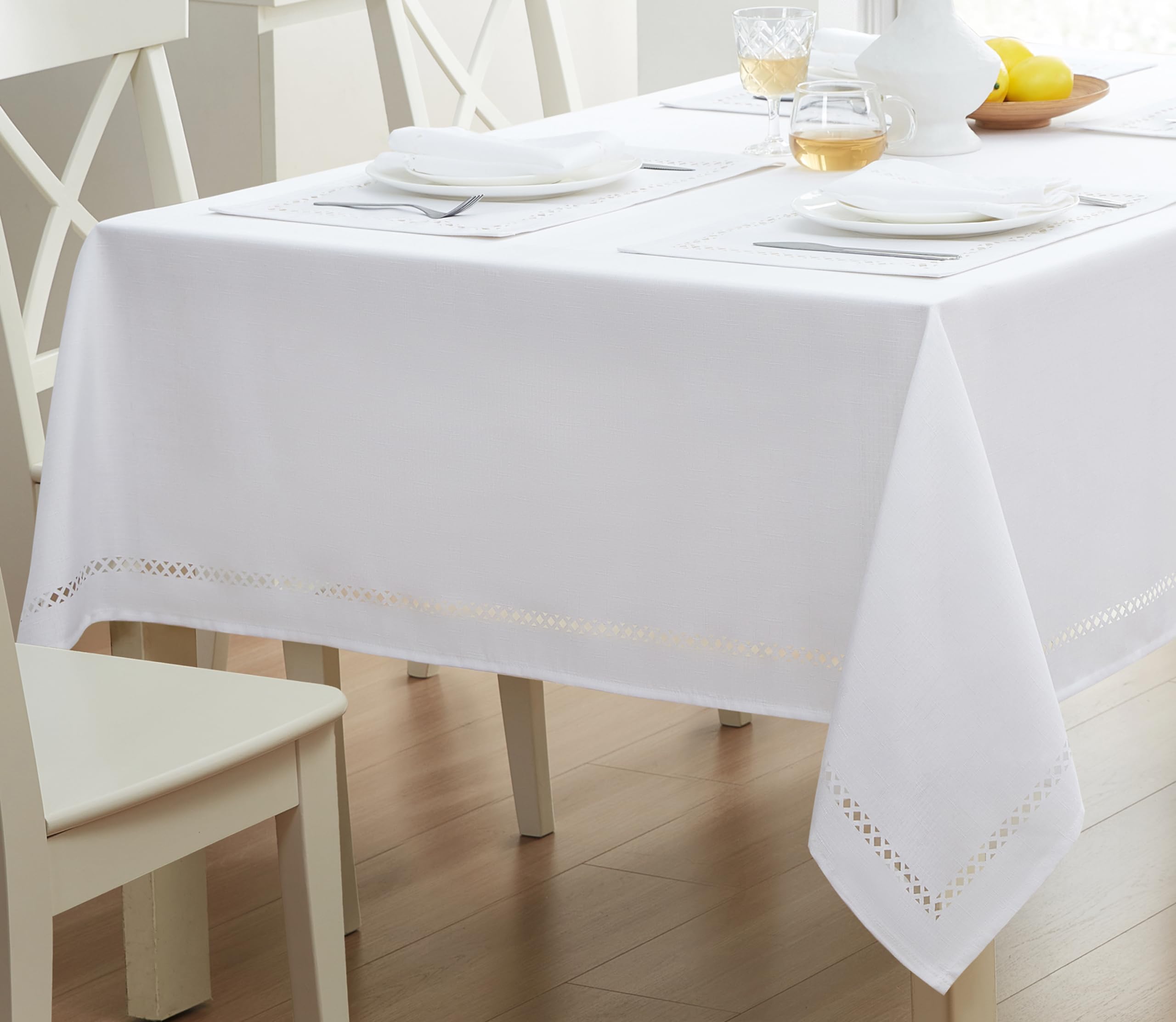 Newbridge mantel para fiestas e interiores, look limpio en eventos.