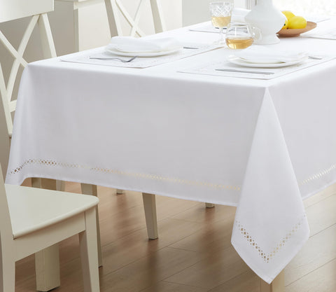 Newbridge mantel para fiestas e interiores, look limpio en eventos.