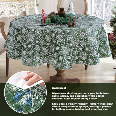 Newbridge Snowfall cuadros verde, frente para una mesa navideña elegante y acogedora.