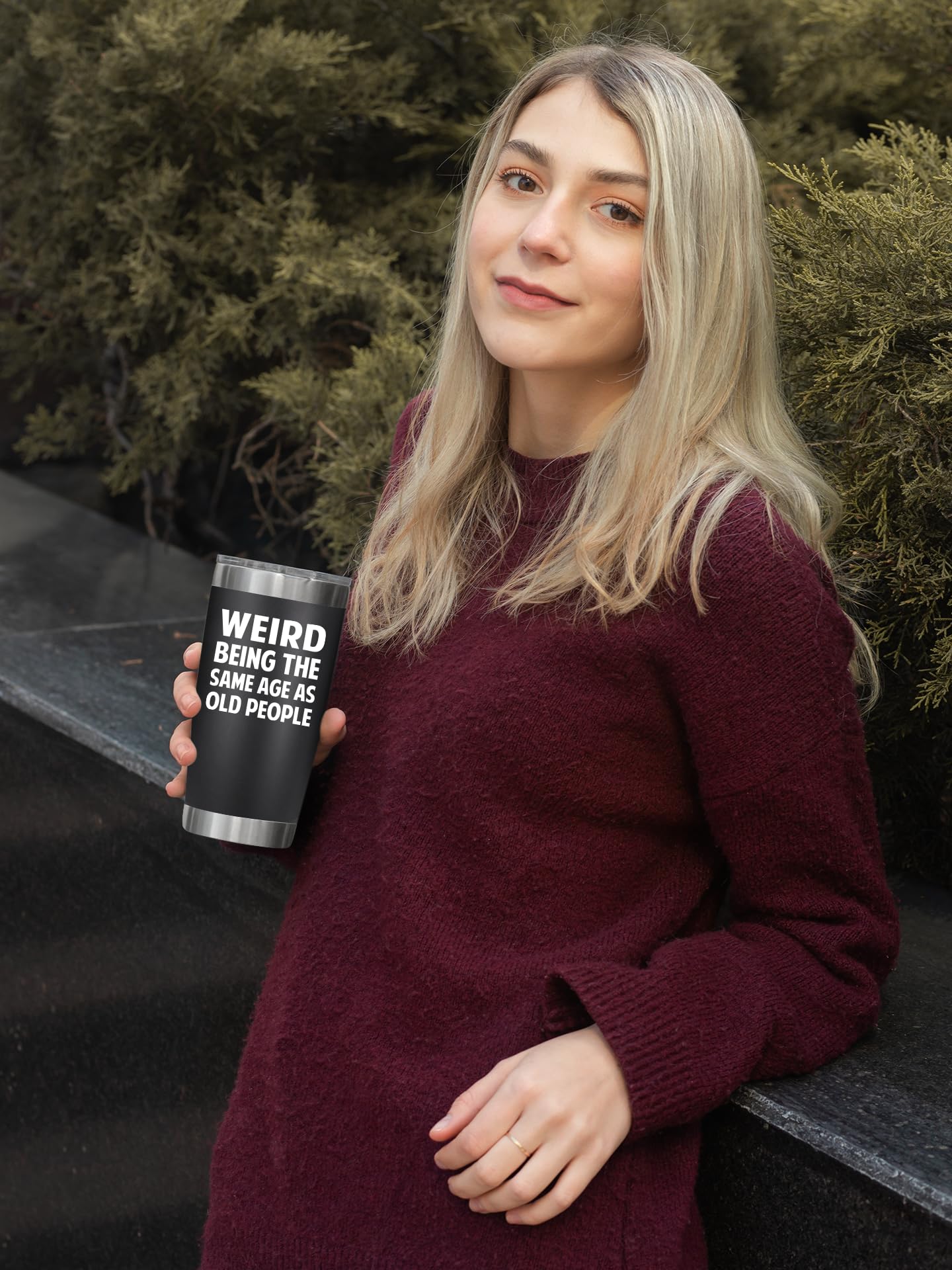 NewEleven termo 20oz en mano sosteniéndolo, cómodo para viajes y salidas