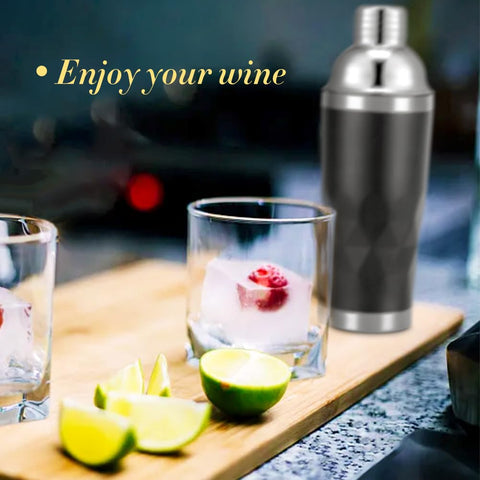 NewGF bar-en-casa-escena, coctelera negra en un mostrador para reuniones en casa.