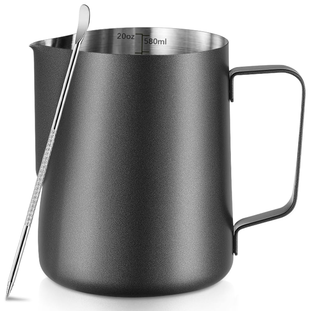 NewGF jarra espumar leche 600ml muestra la capacidad para espumar y calentar con precisión.