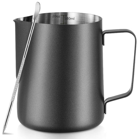 NewGF jarra espumar leche 600ml muestra la capacidad para espumar y calentar con precisión.