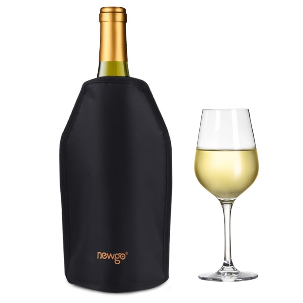 La manga enfriadora NEWGO envuelve la botella para enfriamiento rápido.