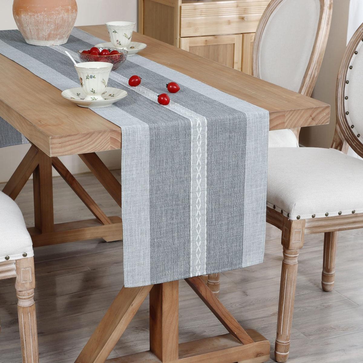 NEWISHER corredor de mesa con bordado a mano y rayas gris, detalle elegante para la mesa.