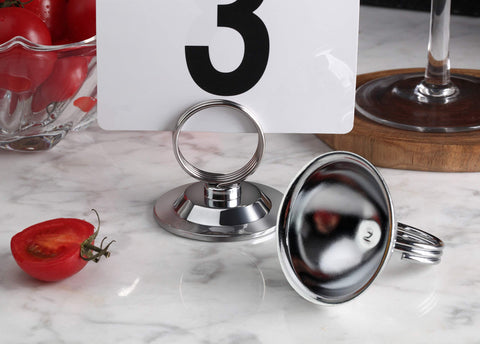 New Star Foodservice 23367 detalle acabado plata que añade brillo sutil a la mesa.