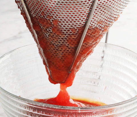 New Star Foodservice 42566: colador en uso para salsas y caldos más limpios.