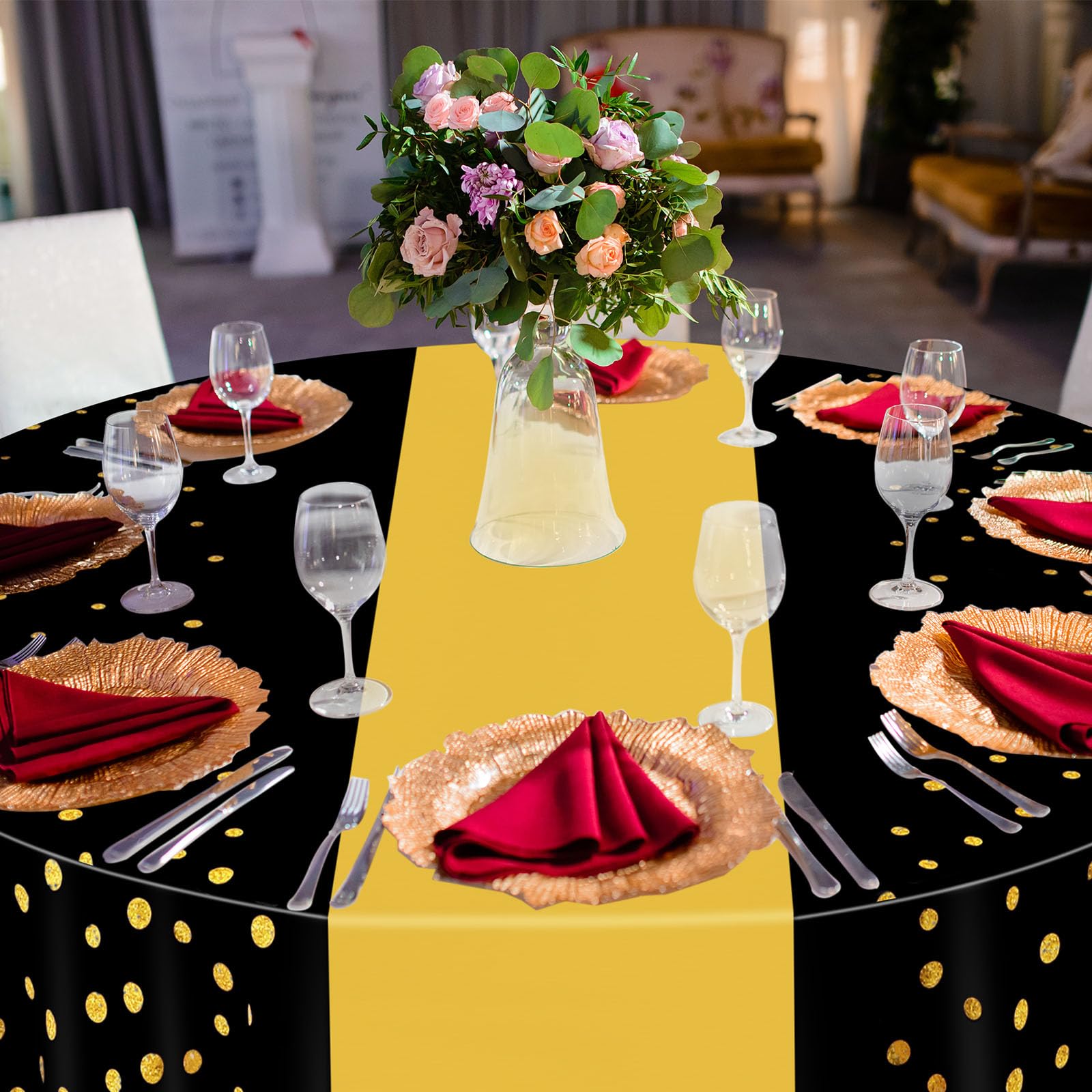 Escena de boda con diseño dorado y negro de Newwiee