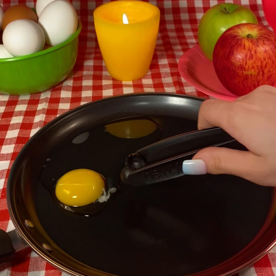 newyolk eliminar-membrana-chalaza localiza y sujeta la membrana para una separación fácil.