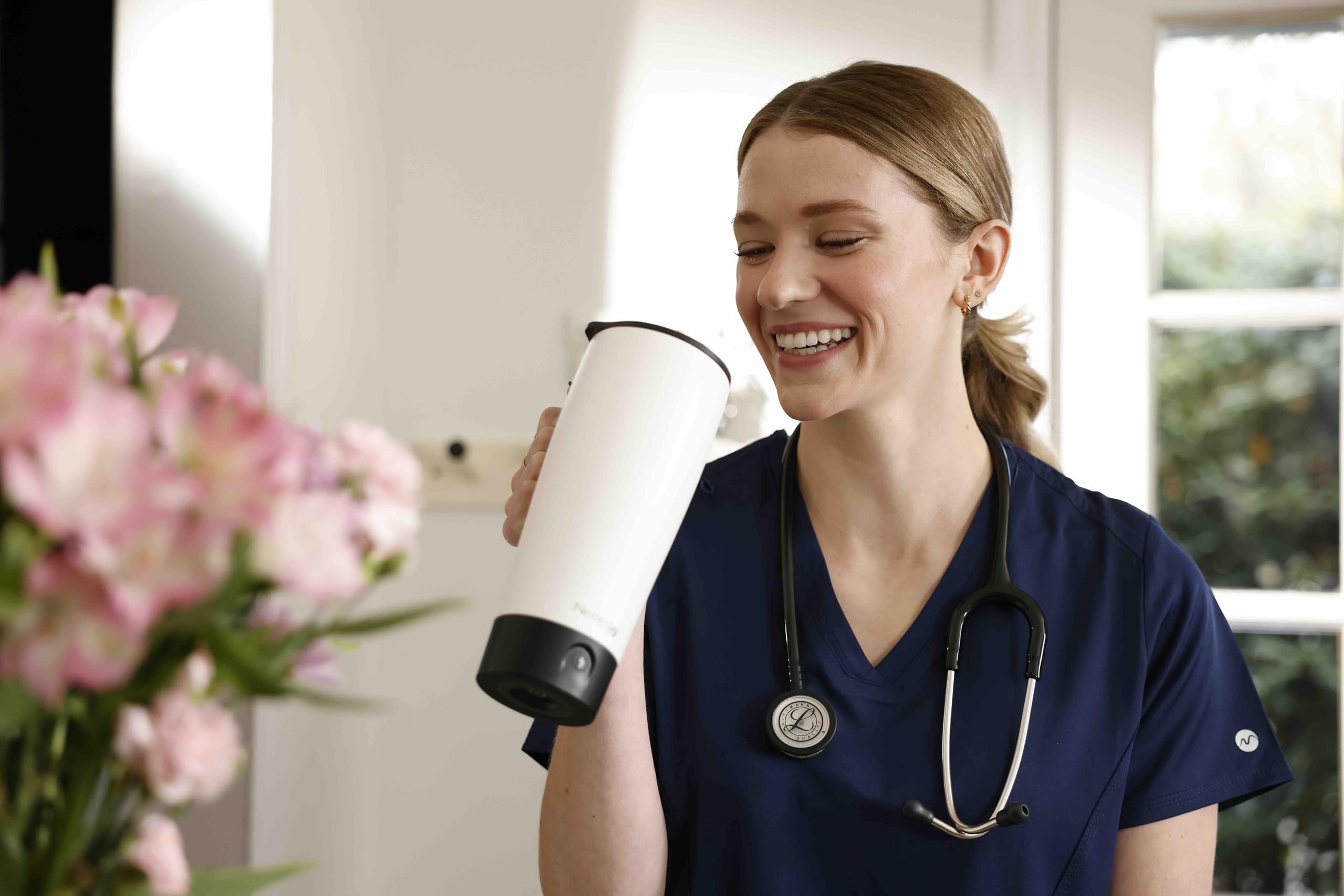 Nextmug Ultra incluye base de acoplamiento para recargar fácilmente.
