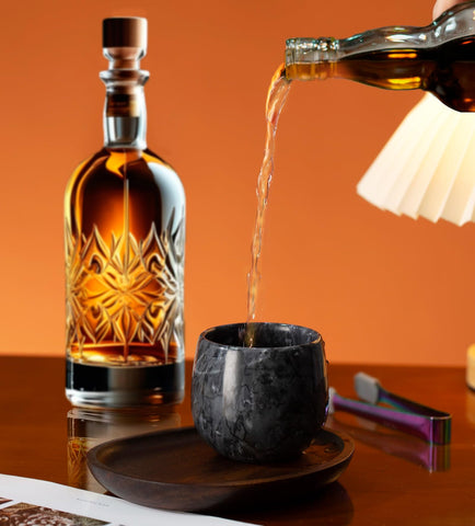 Vaso NHKRTE de mármol para servir bourbon con estilo.