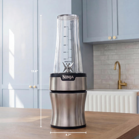 Ninja BN301 comparación de tamaño con una mano para visualizar escala compacta