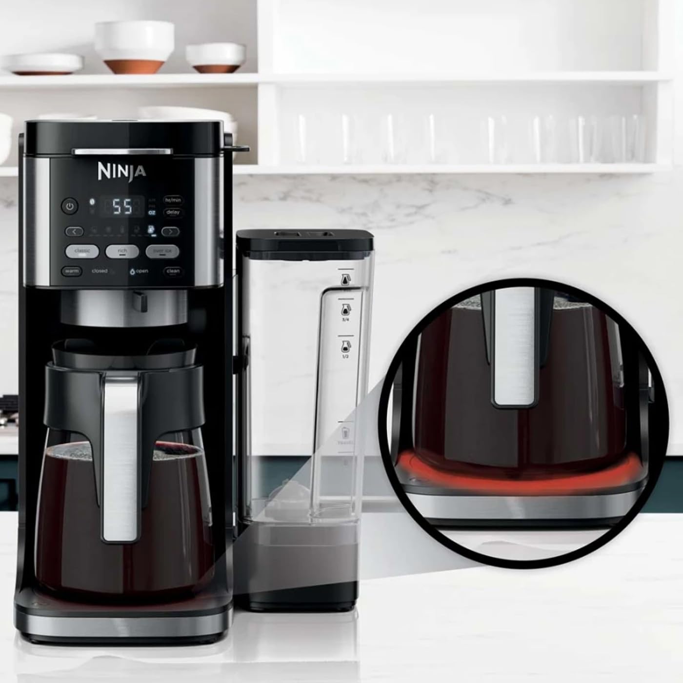 Ninja Smart Scoop de Ninja midiendo café molido para dosis consistentes