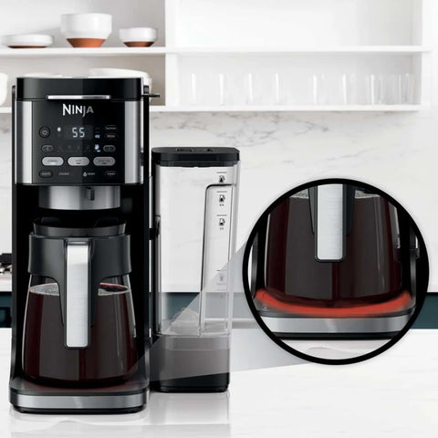 Ninja Smart Scoop de Ninja midiendo café molido para dosis consistentes