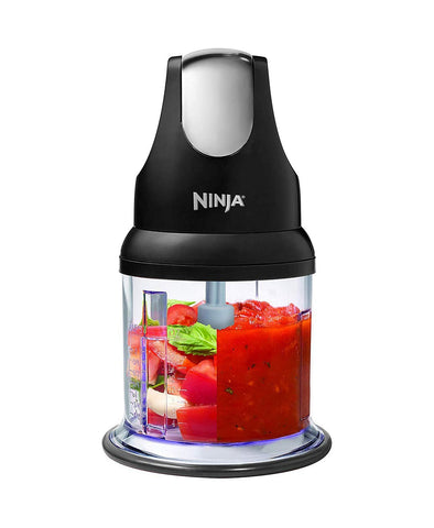 Ninja cortadora de alimentos, en uso en cocina, facilita picados para preparación.