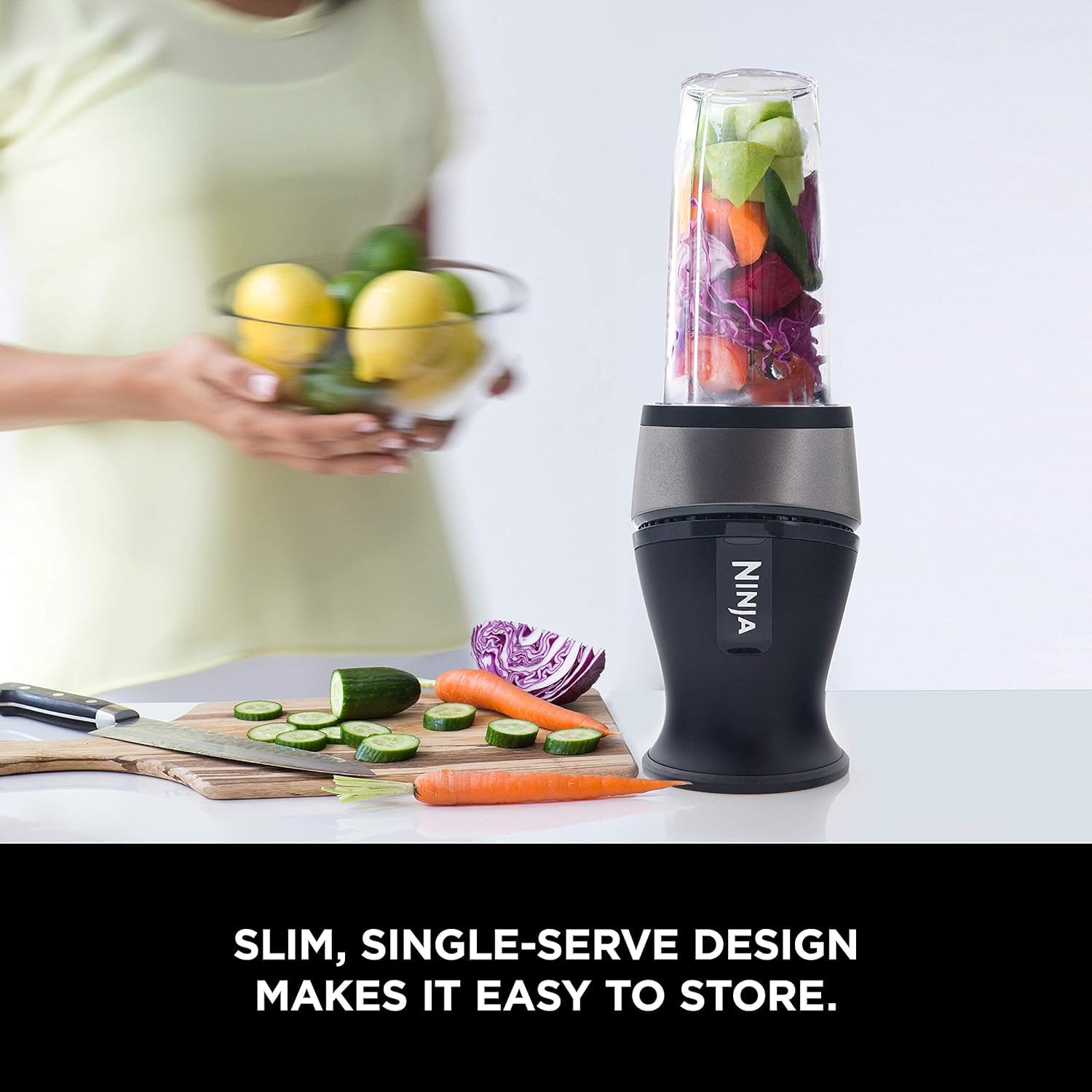 Licuadora Ninja mezcla hielo y fruta congelada para batidos fríos.