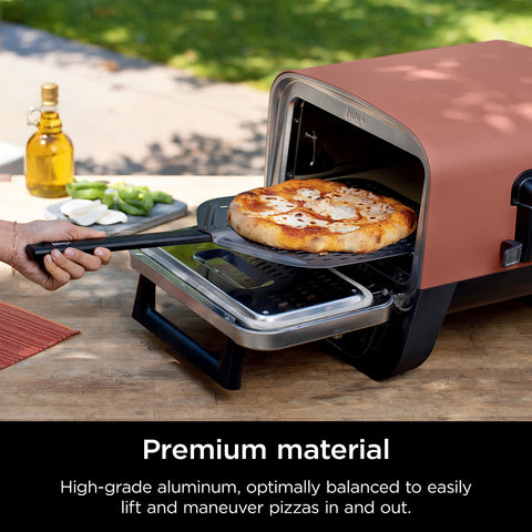 Ninja Woodfire paleta para pizza ligera; permite mover pizzas con facilidad en el horno.