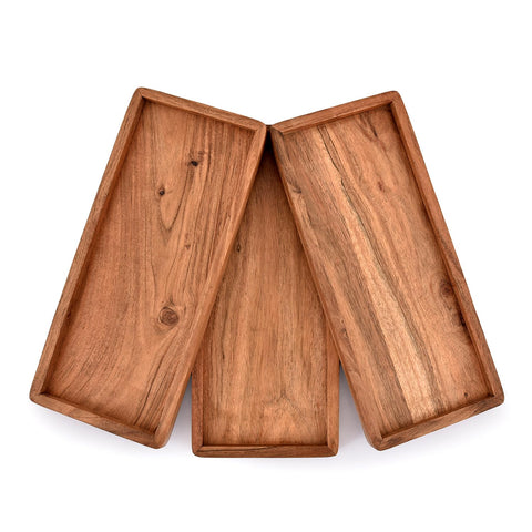Detalle del grano de madera de acacia en los platos NIRMAN.