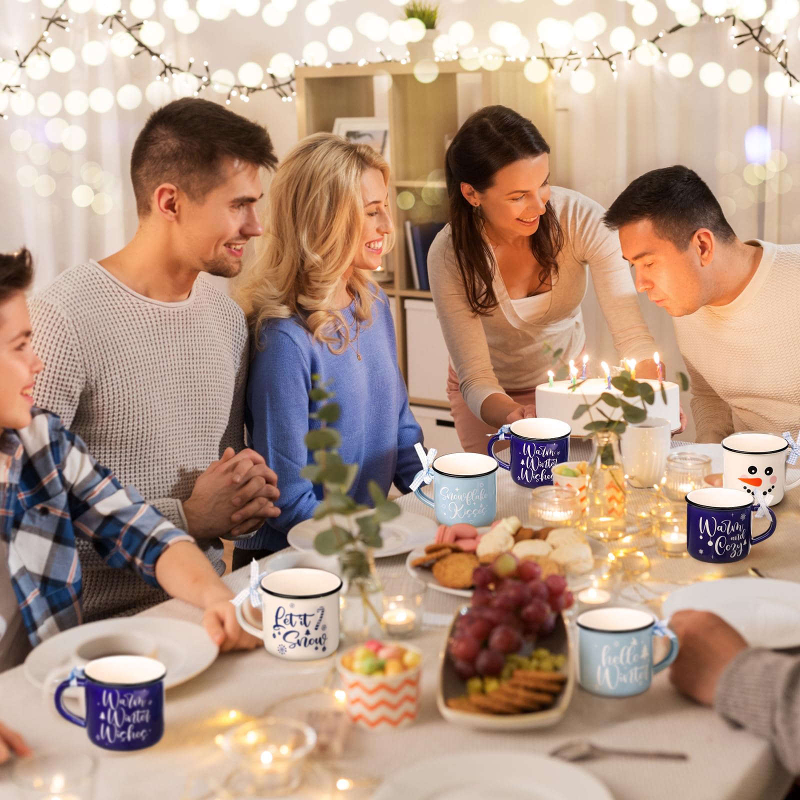 Decoración de mesa con tazas Nitial para festividades.