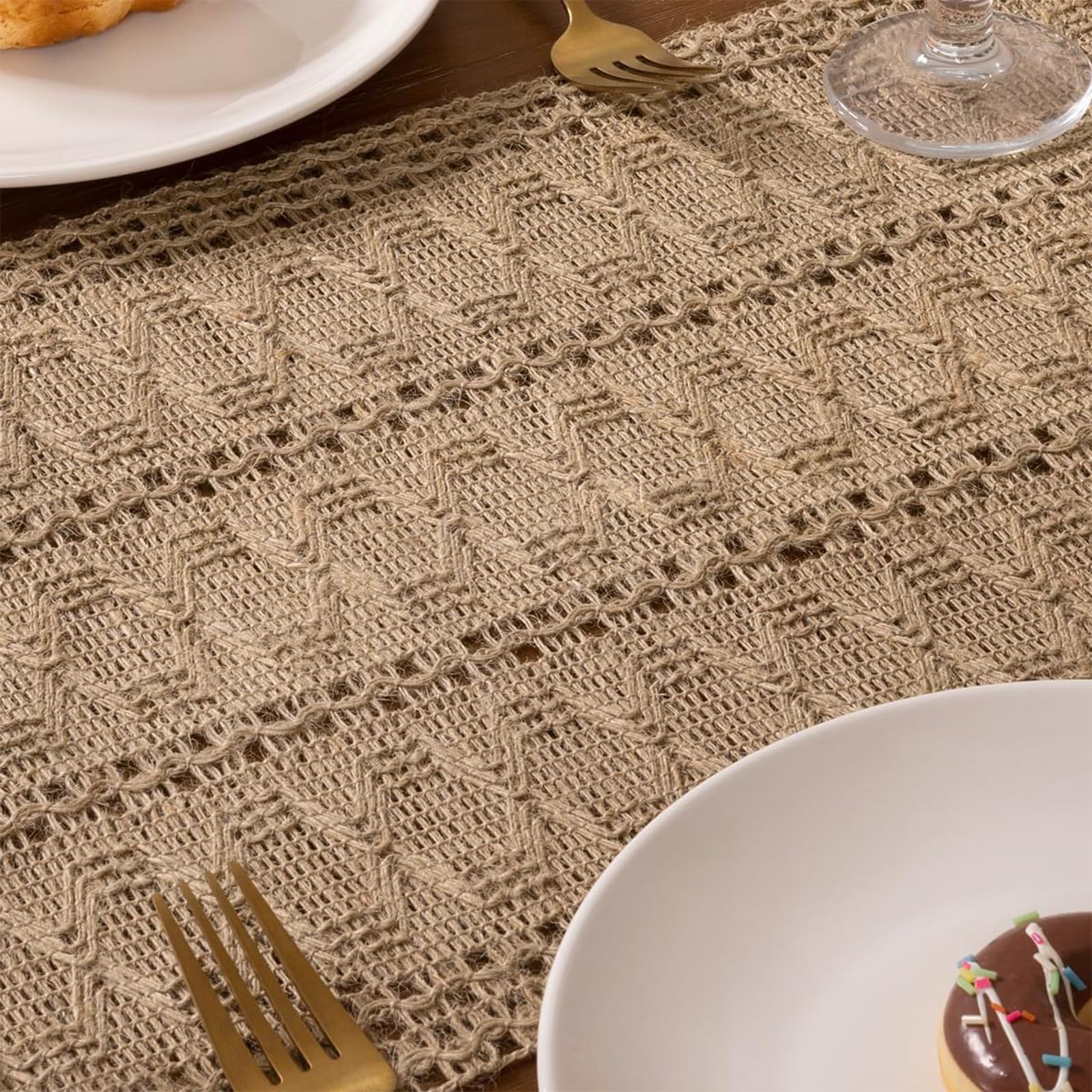 Runner Niviy en mesa para cena familiar, estilo rústico boho.