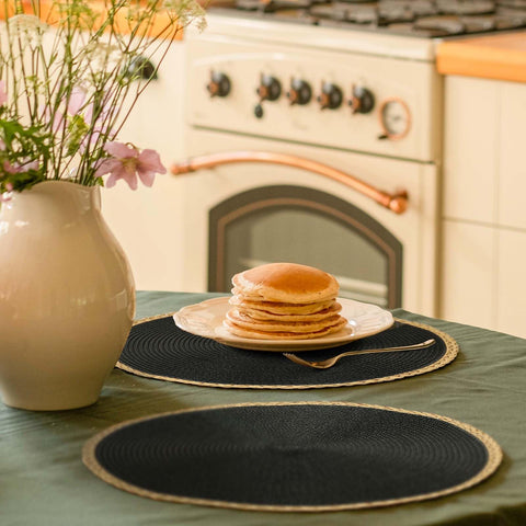 Mantel noctiflorous negro resalta estilo y elegancia en la mesa