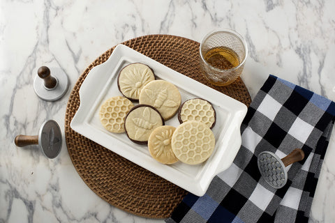 Nordic Ware: molde de aluminio fundido con diseño abeja para galletas duraderas.