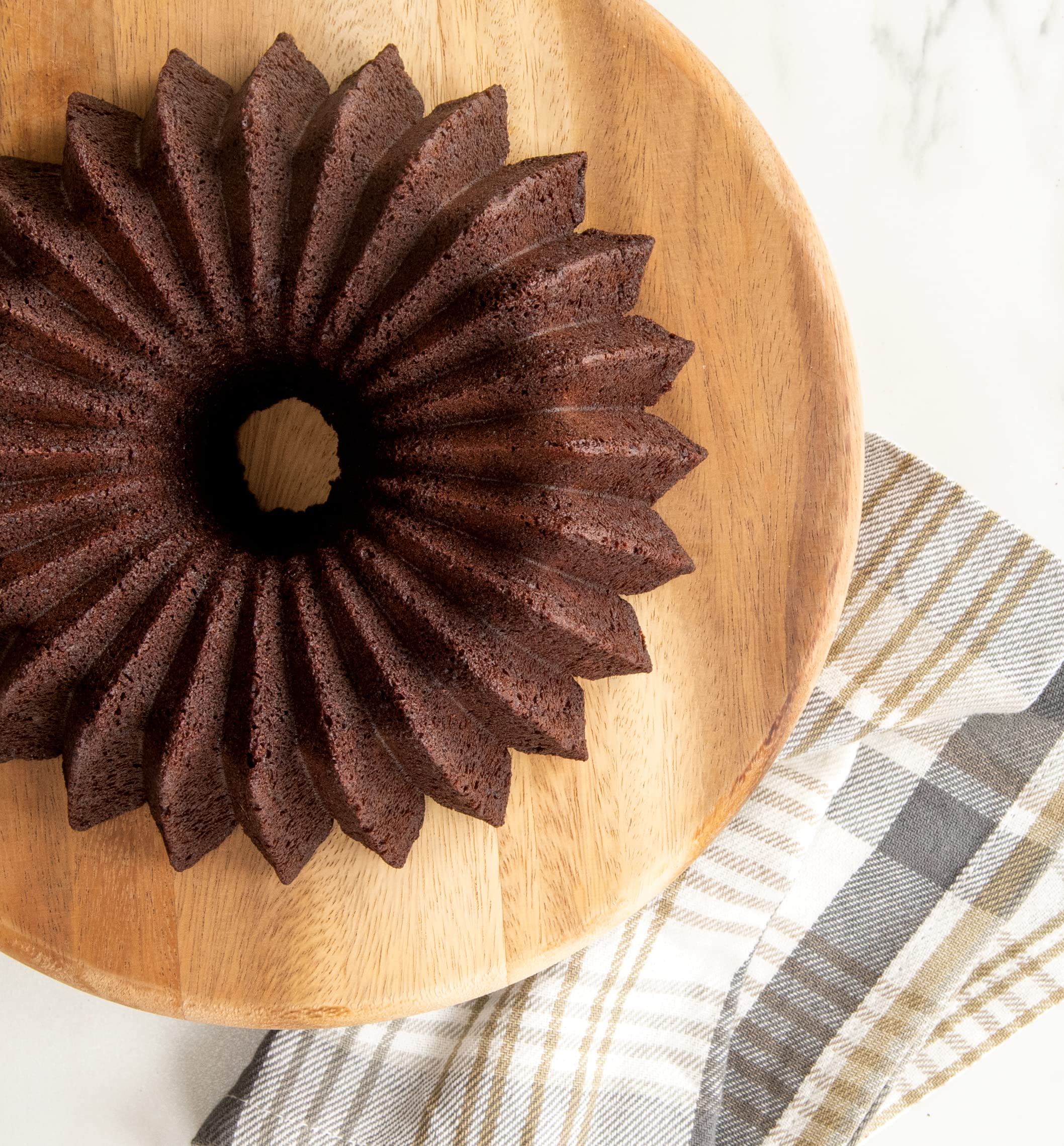 Nordic Ware Brilliance Bundt capacidad de 5 tazas para porciones consistentes.