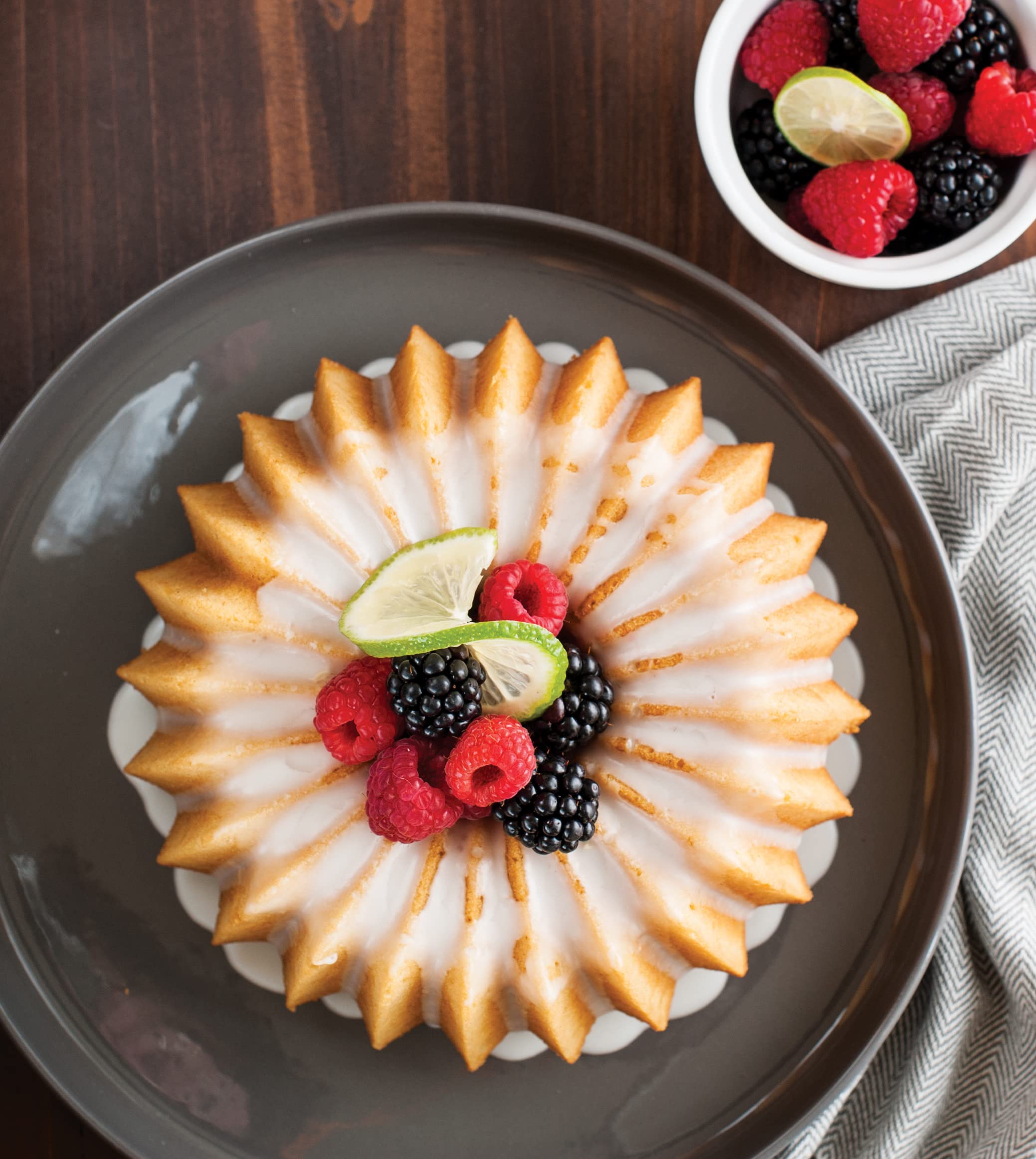 Nordic Ware Brilliance Bundt dimensiones exteriores claras para estimar espacio.