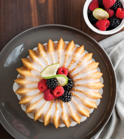 Nordic Ware Brilliance Bundt dimensiones exteriores claras para estimar espacio.
