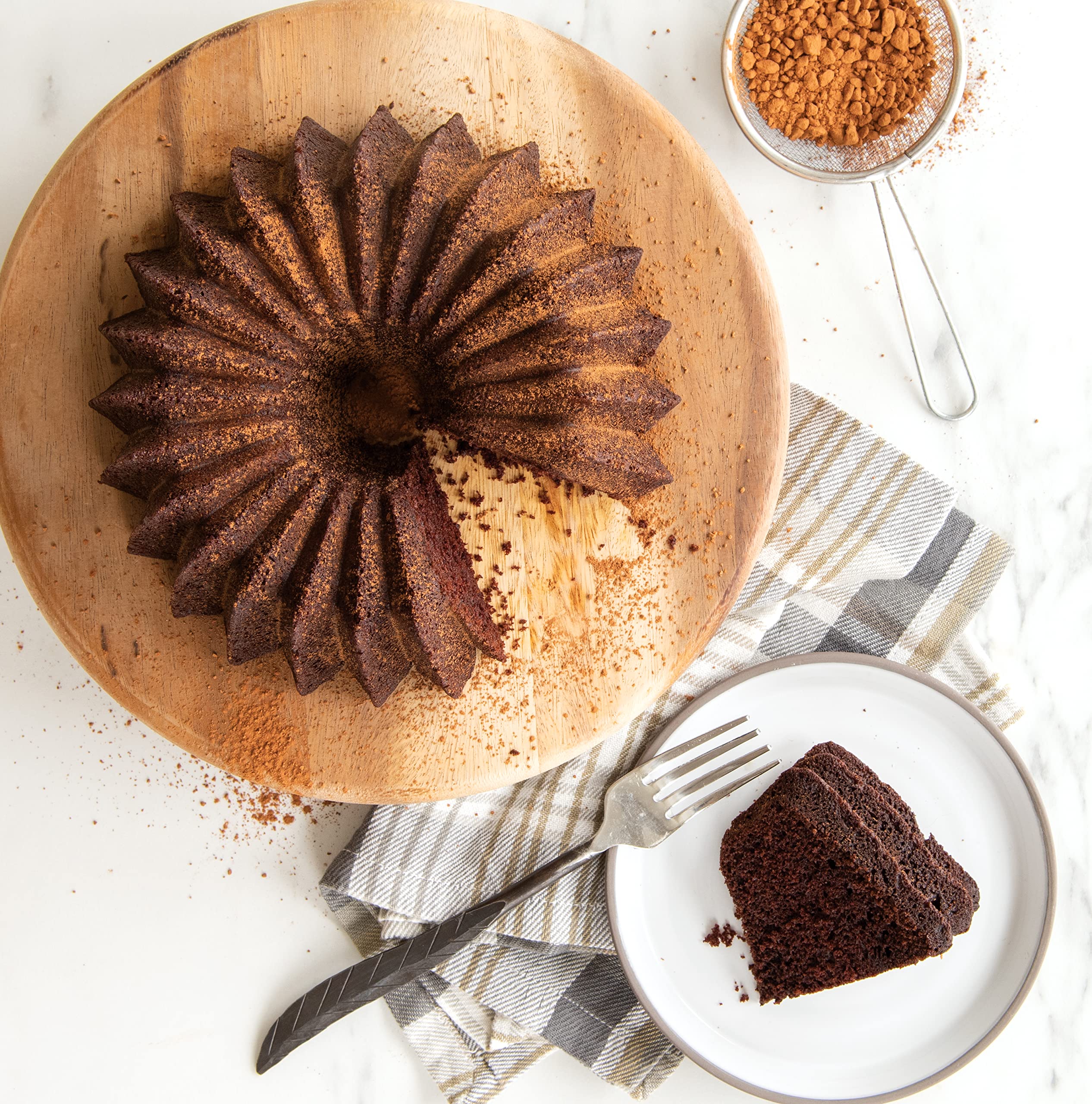 Nordic Ware Brilliance Bundt diseño resplandeciente, ideal para postres decorados.
