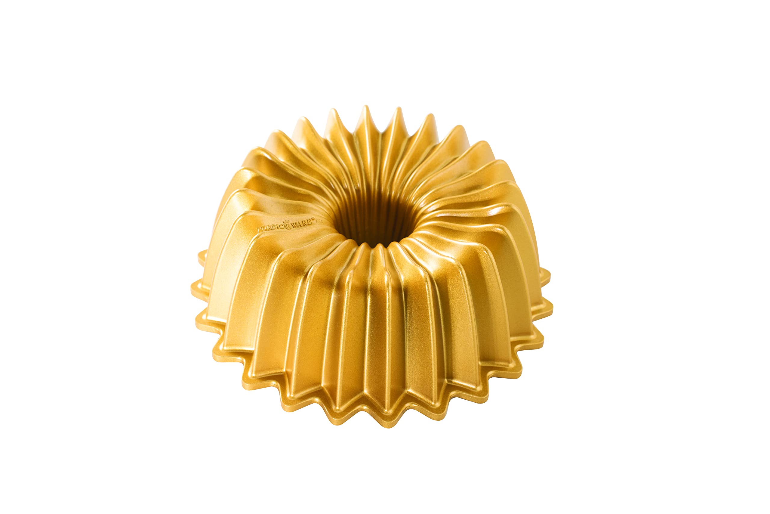 Nordic Ware Brilliance Bundt exterior dorado, detalle nítido para pasteles elegantes.