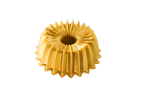 Nordic Ware Brilliance Bundt exterior dorado, detalle nítido para pasteles elegantes.