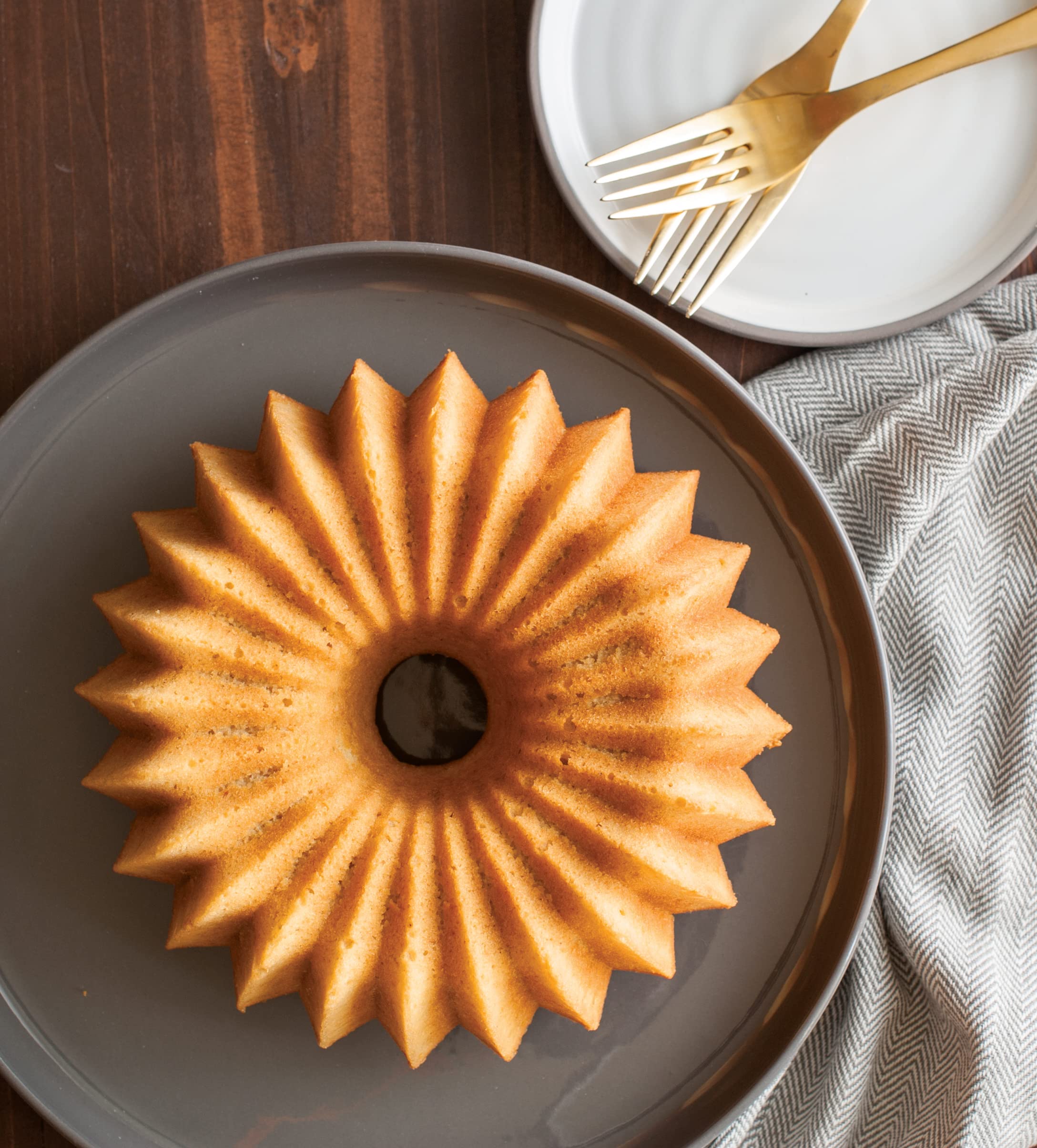 Nordic Ware Brilliance Bundt interior dorado, liberación suave gracias al antiadherente.