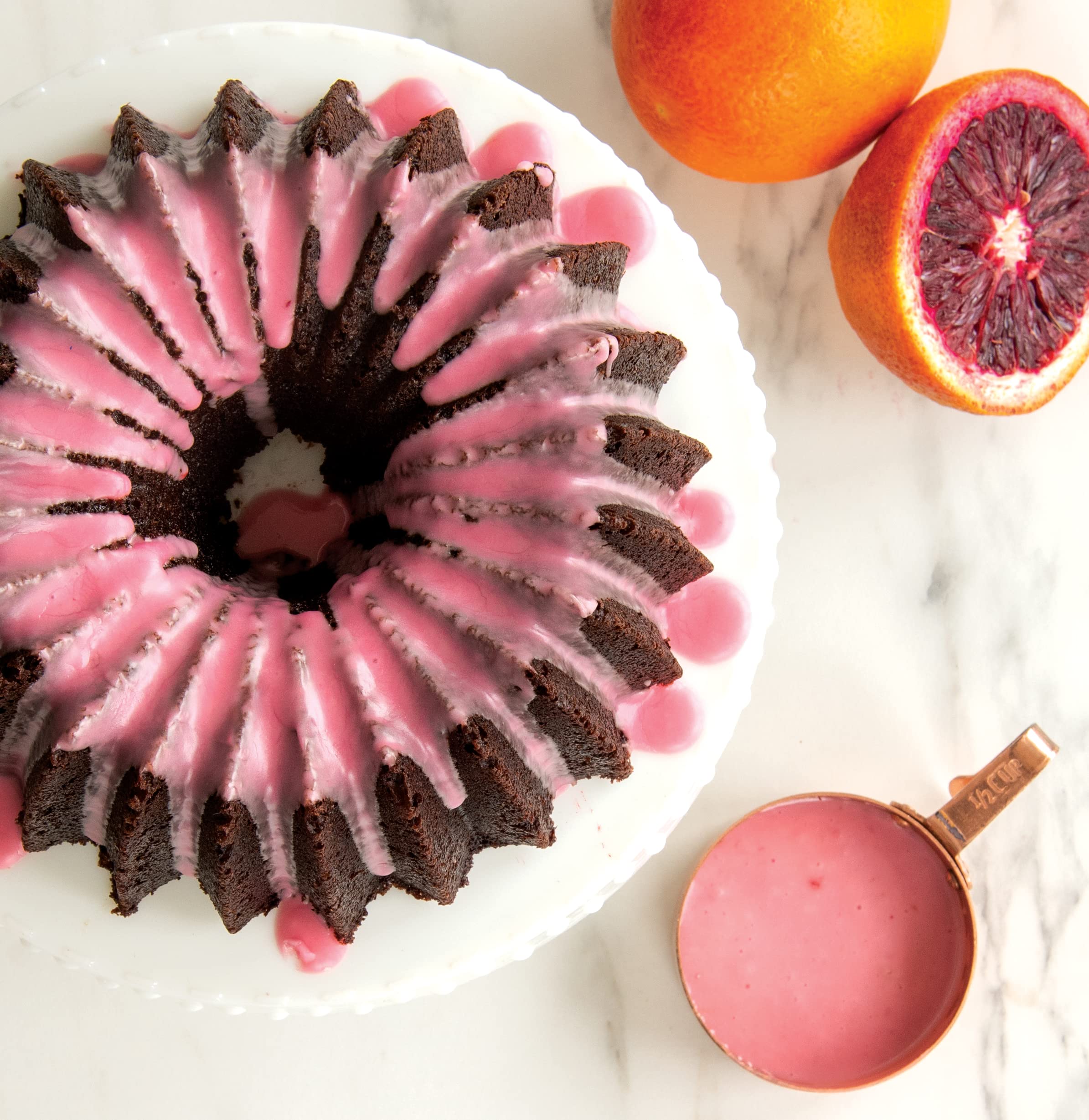 Nordic Ware Brilliance Bundt ranuras distintivas que facilitan cortes uniformes.