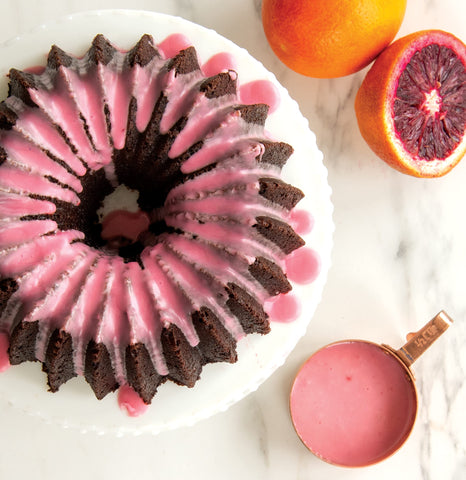 Nordic Ware Brilliance Bundt ranuras distintivas que facilitan cortes uniformes.