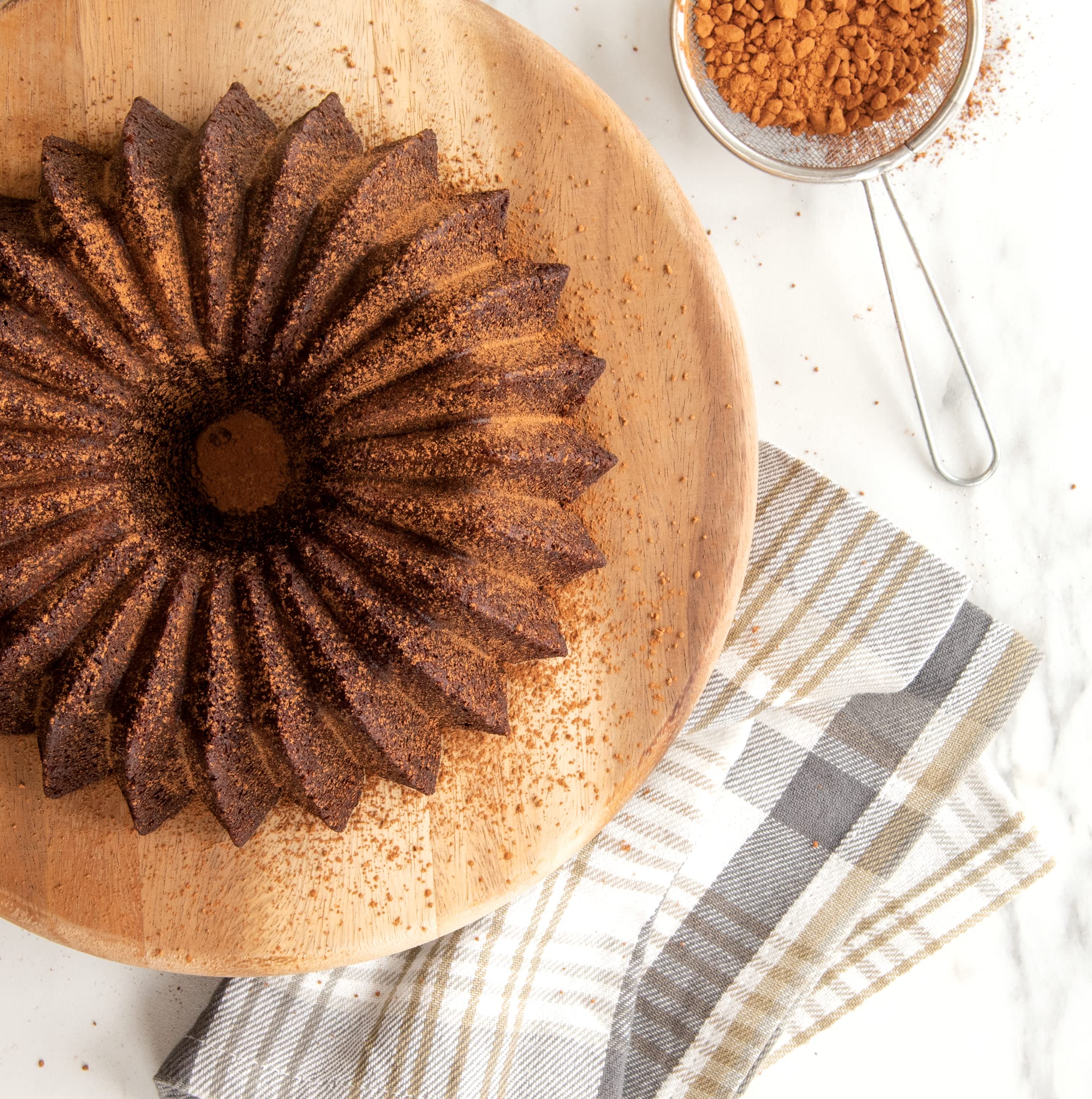 Nordic Ware Brilliance Bundt apto para horno hasta 204 °C (400 °F).
