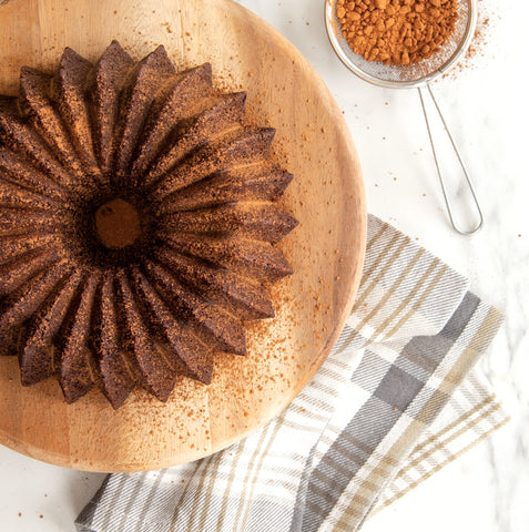 Nordic Ware Brilliance Bundt apto para horno hasta 204 °C (400 °F).