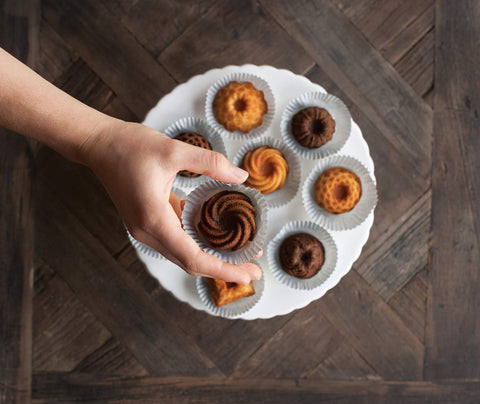 Nordic Ware Bundt Charms forma chiffon en oro para pasteles ligeros y esponjosos.