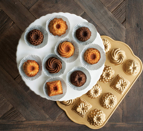 Nordic Ware Bundt Charms forma cuadrado en oro para pasteles con bordes nítidos.