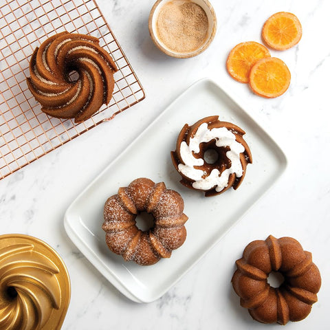 Nordic Ware Bundt Duet aniversario-herencia: diseño atemporal para presentaciones elegantes.