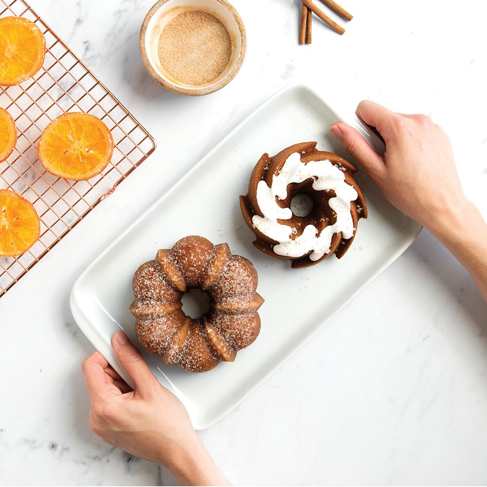Nordic Ware Bundt Duet: bordes nítidos para pasteles con presentación elegante.