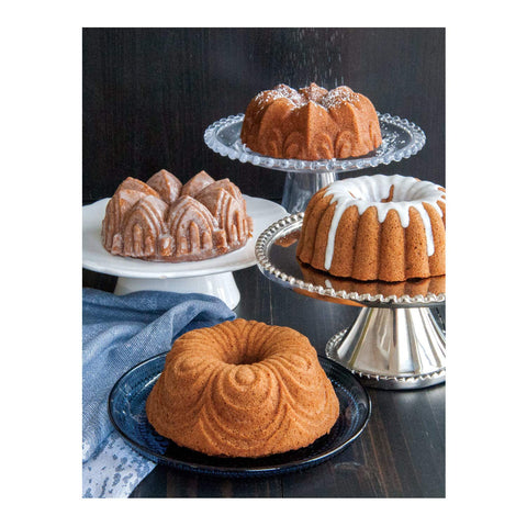 Nordic Ware Bundt Quartet detalle Fleur de Lis para presentaciones refinadas.