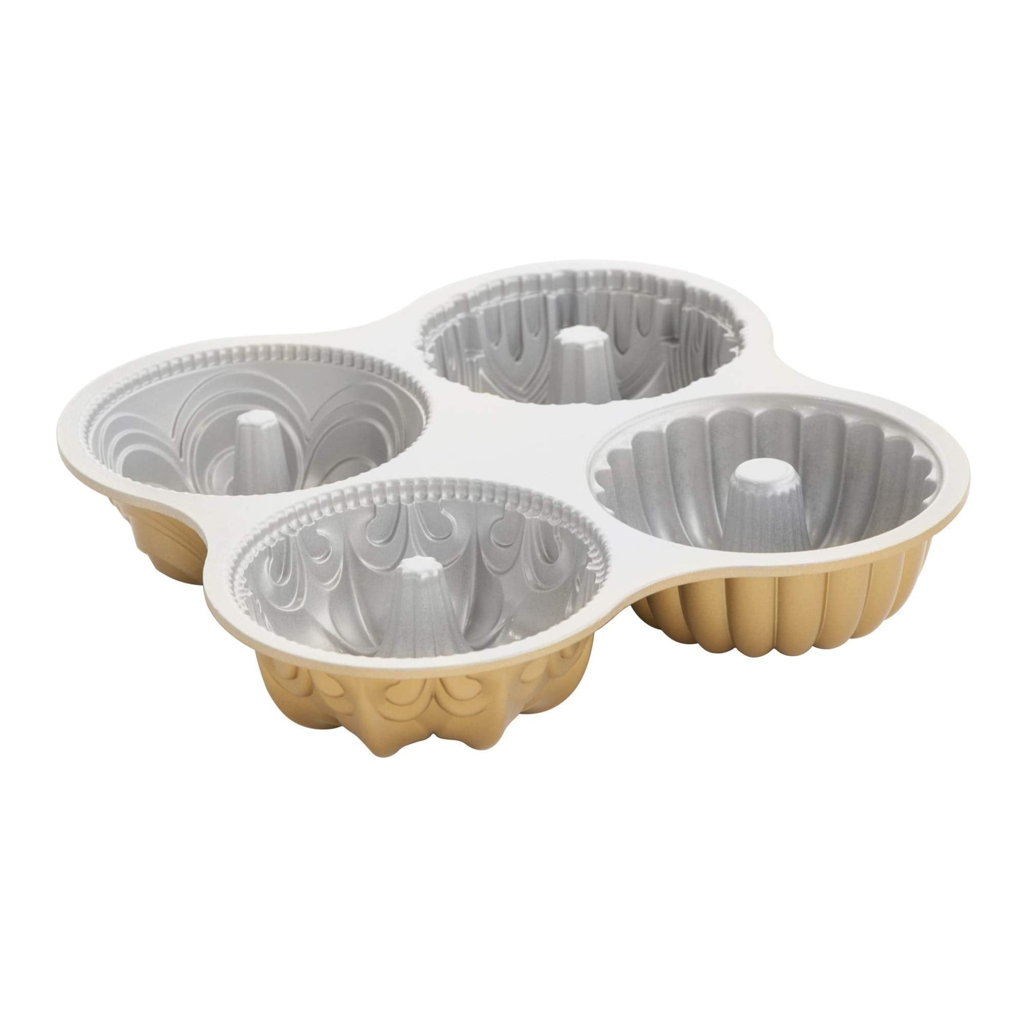 Nordic Ware Bundt Quartet exterior dorado para pasteles elegantes.