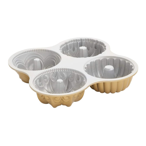 Nordic Ware Bundt Quartet exterior dorado para pasteles elegantes.