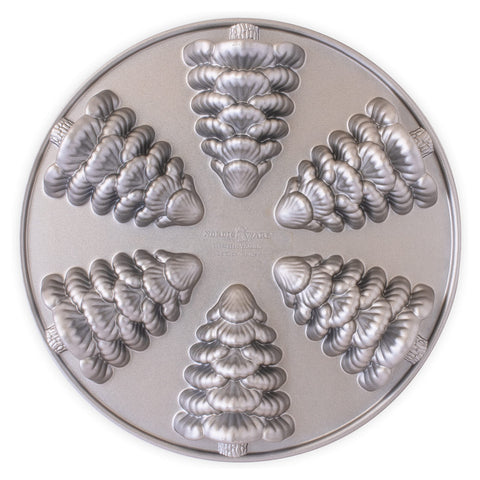 Nordic Ware Evergreen Cakelets con arboles navideños, ideales para decoraciones festivas.