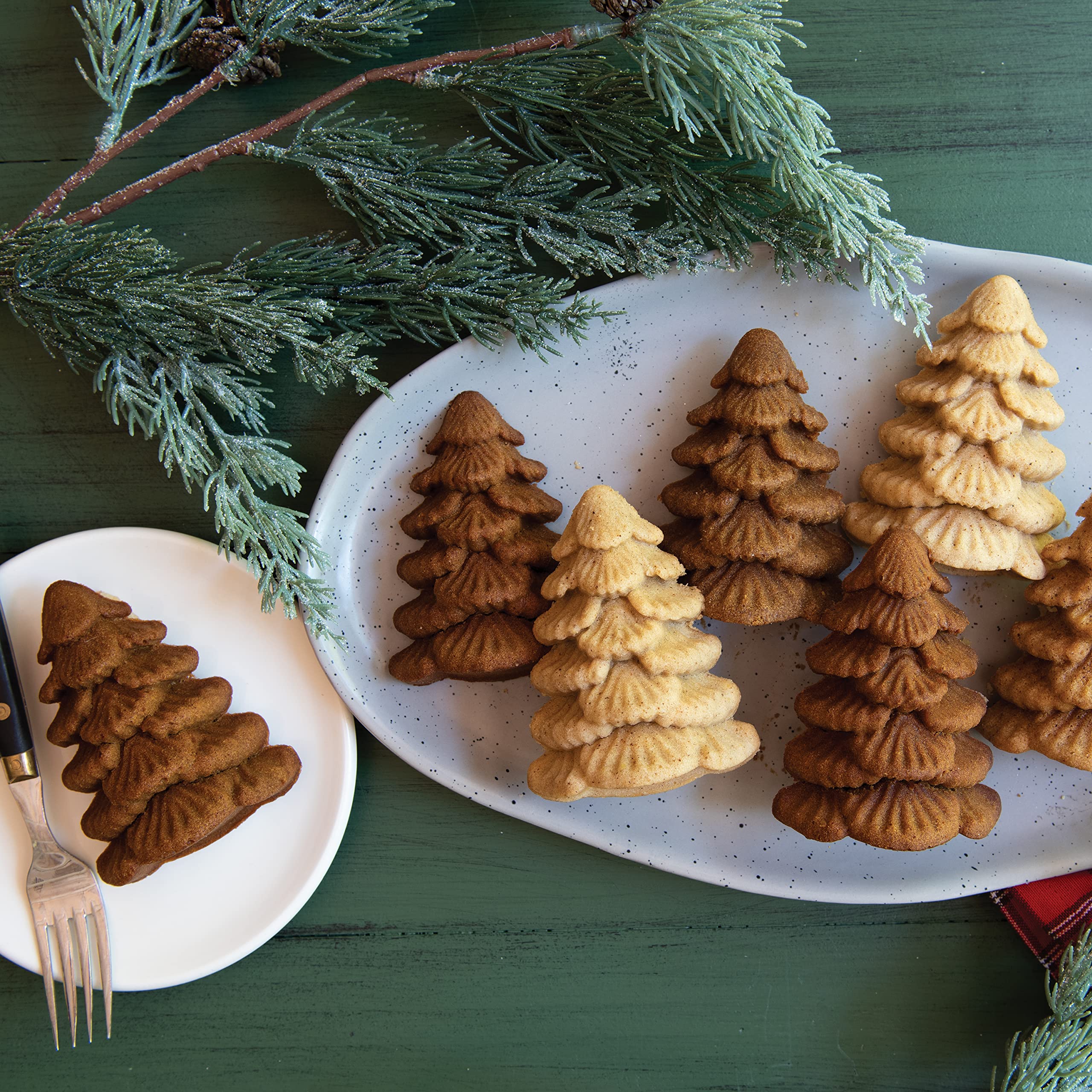Nordic Ware Evergreen Cakelets, detalle de aluminio fundido para cocción uniforme.