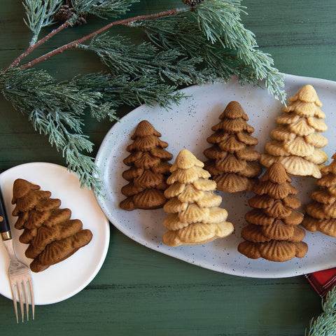 Nordic Ware Evergreen Cakelets, detalle de aluminio fundido para cocción uniforme.