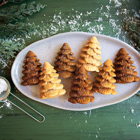 Nordic Ware Evergreen Cakelets, engrasado con mantequilla y harina para un desmolde perfecto.