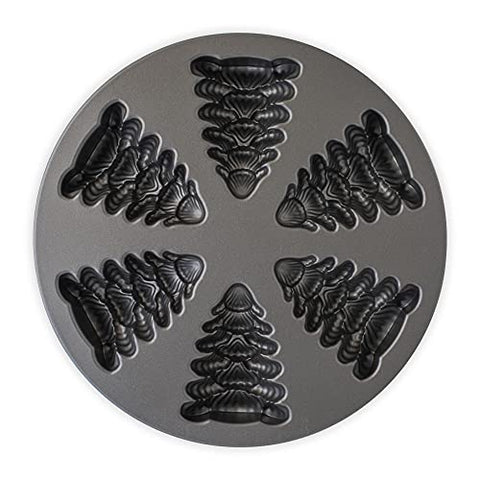 Nordic Ware Evergreen Cakelets, presentación festiva en bandeja de postres.